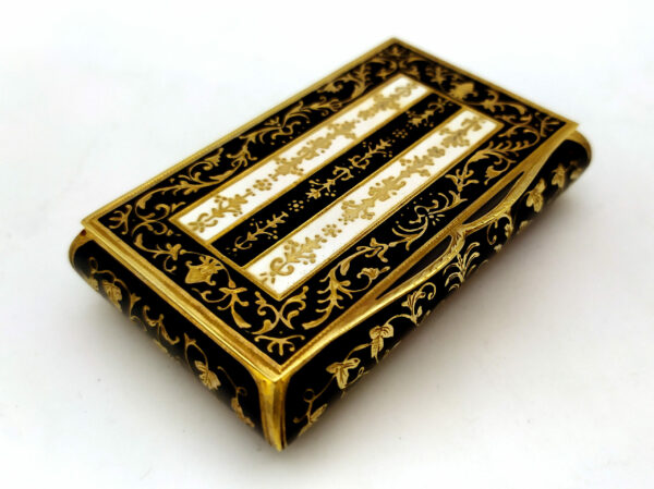 Snuff box Hand engraved black and white fired Enamel Salimbeni 4 scaled