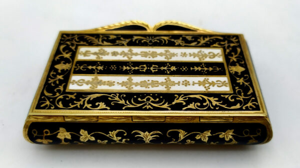 Snuff box Hand engraved black and white fired Enamel Salimbeni 5 scaled