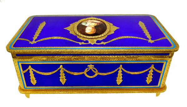 Musical Box Salimbeni table box with mechanical musical movement with 3 different motifs, detail of back side