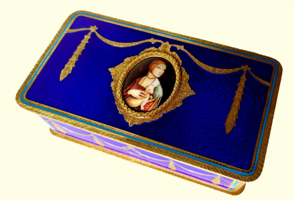 Musical Box Salimbeni table box with mechanical musical movement with 3 different motifs,