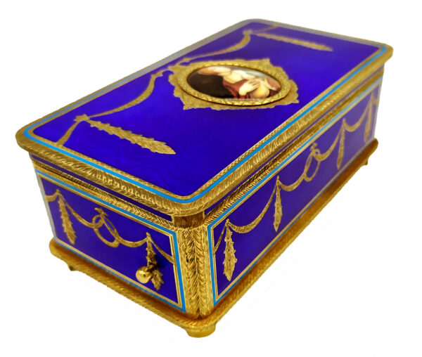 Musical Box Salimbeni table box with mechanical musical movement with 3 different motifs