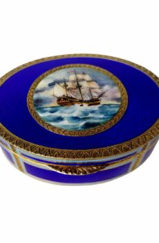 Table Box Oval in 925/1000 sterling silver gold plated with translucent fire enamels on guillochè with fine hand-engraving of the edges and with beautiful miniature sailboat enameled and hand-painted by painter Renato Dainelli